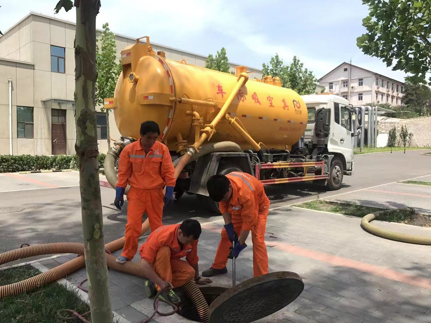 马山管道疏通车停在窨井附近