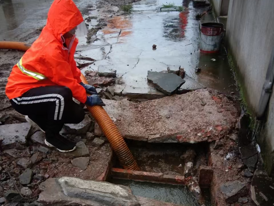 马山专业清理污水池 炜誉市政以规范流程守护城市 “肠道”